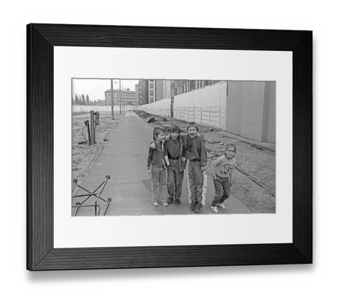 Framed Print : GDR, Berlin, 28 April 1990, children on the Wall strip between the walls on Bernauer Strasse
