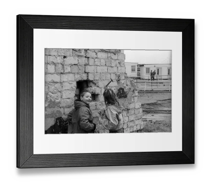 Framed Print : GDR, Berlin, 03. 03. 1990, children knocking on the Wall in Bernauer Strasse