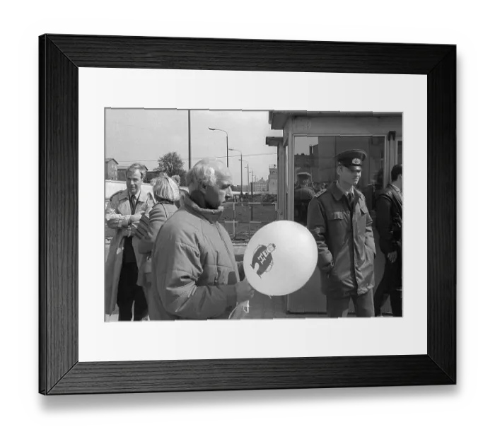 Framed Print : GDR, Berlin, 04. 04. 1990, guard house at the Brunnenstrasse border crossing