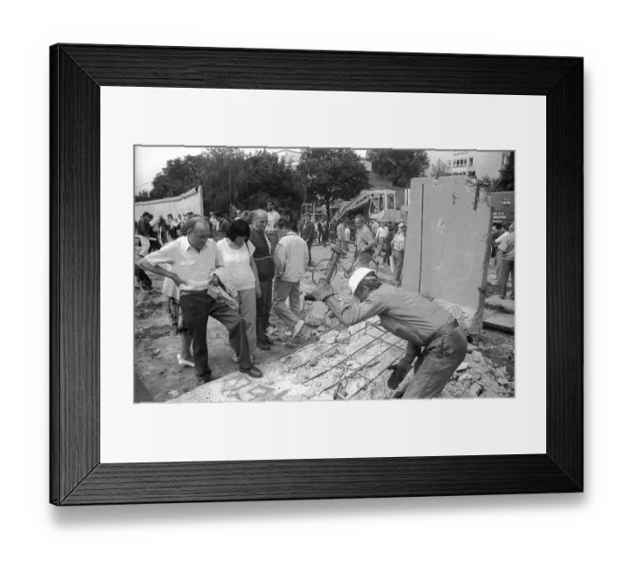 Framed Print : GDR, Berlin, 13 June 1990, demolition of the Wall on Bernauer Strasse Framed Print : GDR, Berlin, 13 June 1990, demolition of the Wall on Bernauer Strasse