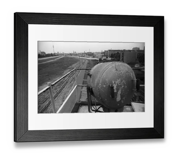 Framed Print : GDR, Berlin, 07. 06. 1990, border guards at the Liesen Bridge