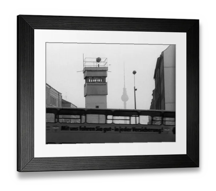 Framed Print : GDR, Berlin, 04. 02. 1990, Wall on Bernauer Strasse Framed Print : GDR, Berlin, 04. 02. 1990, Wall on Bernauer Strasse
