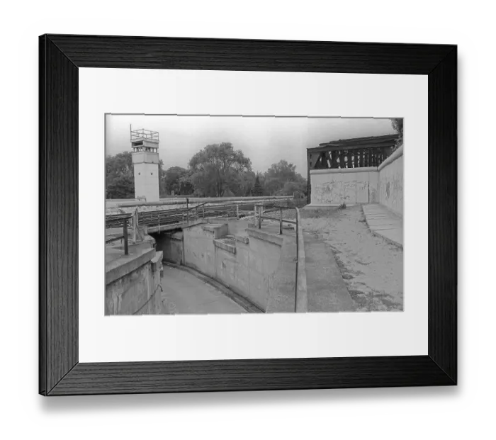 Framed Print : GDR, Berlin, 07. 06. 1990, border guards at the Liesenbruecke