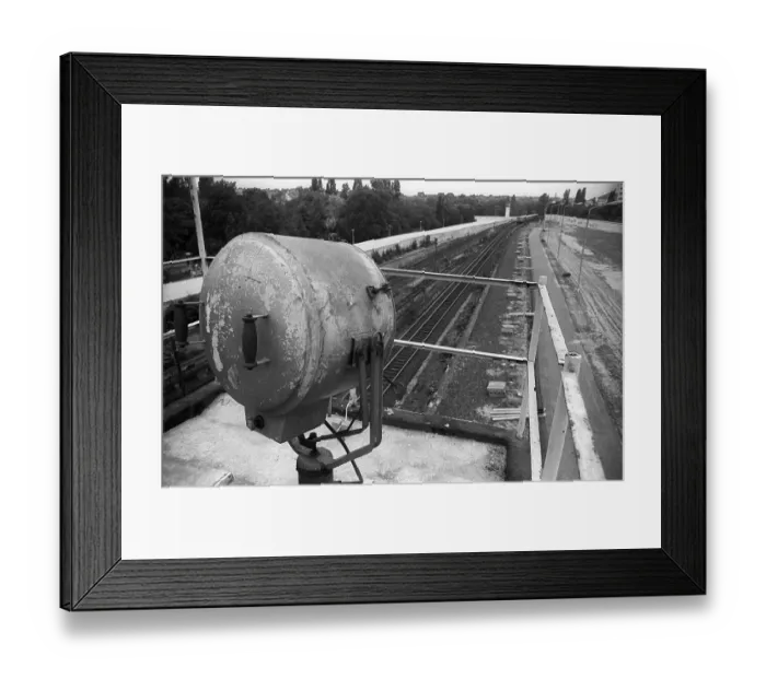 Framed Print : GDR, Berlin, 07. 06. 1990, border guards at Nordbahnhof