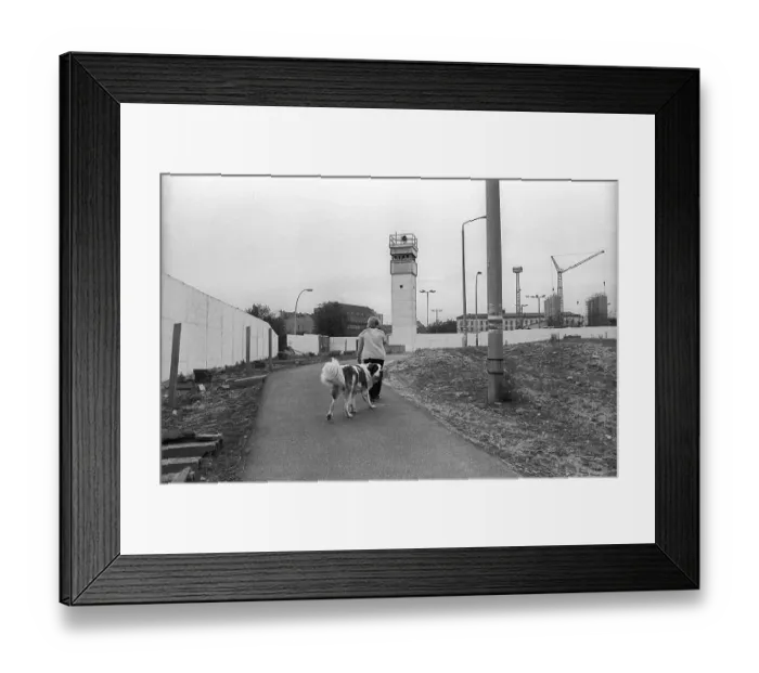 Framed Print : GDR, Berlin, 07. 06. 1990, Wall at the historic Bernauer Strasse (Nordbahnhof)
