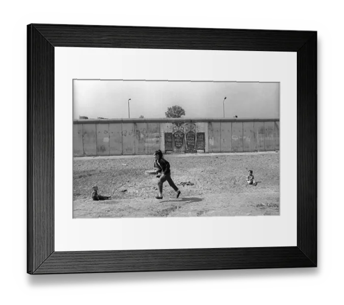Framed Print : GDR, Berlin, 28. 04. 1990, Wall at the old goods station site (Gleim tunnel)