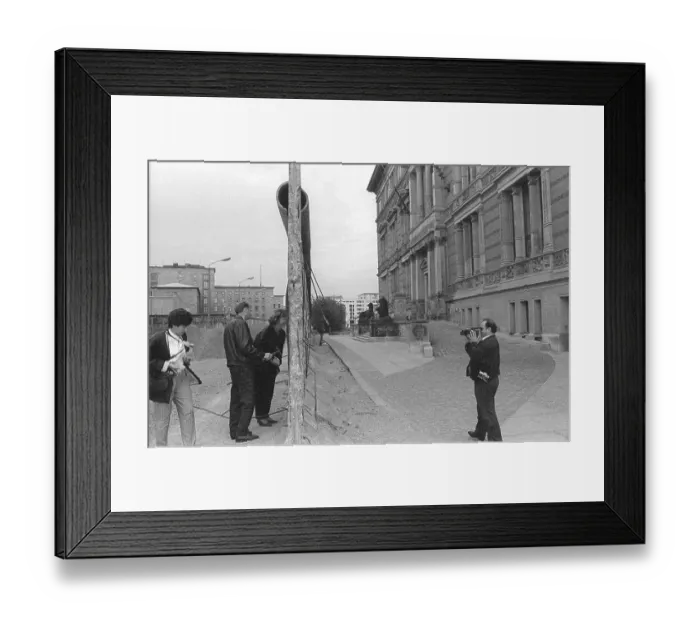 Framed Print : GDR, Berlin, 30. 04. 1990, Wall at the Gropiusbau