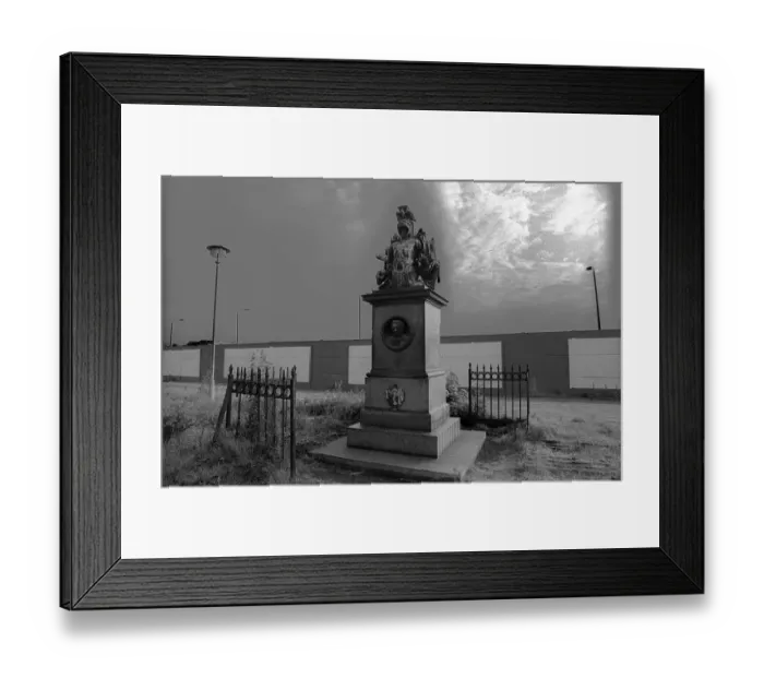 Framed Print : GDR, Berlin, 23. 08. 1990, Invalidenfriedhof