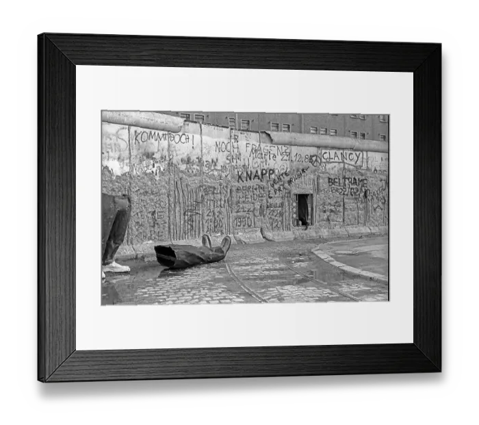 Framed Print : GDR, Berlin, 26. 02. 1990, Wall at Potsdamer Platz Framed Print : GDR, Berlin, 26. 02. 1990, Wall at Potsdamer Platz