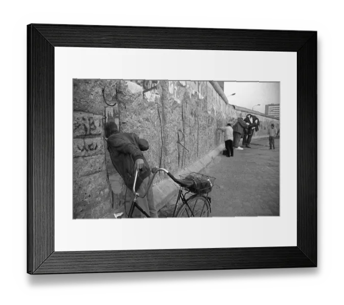 Framed Print : GDR, Berlin, 22. 02. 1990. Wall at Potsdamer Platz