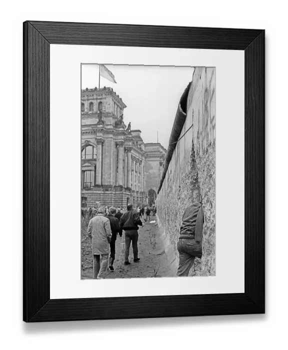 Framed Print : GDR, Berlin, 11. 01. 1990, hole in the wall Framed Print : GDR, Berlin, 11. 01. 1990, hole in the wall