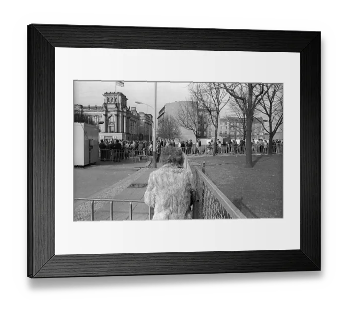 Framed Print : GDR, Berlin, 23. 02. 1990. Border crossing at the Reichstag building