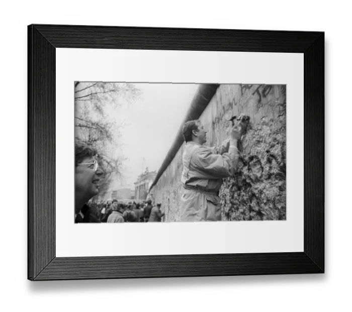 Framed Print : GDR, Berlin, 10. 03. 1990. Wall woodpeckers at the Wall at the Brandenburg Gate Framed Print : GDR, Berlin, 10. 03. 1990. Wall woodpeckers at the Wall at the Brandenburg Gate