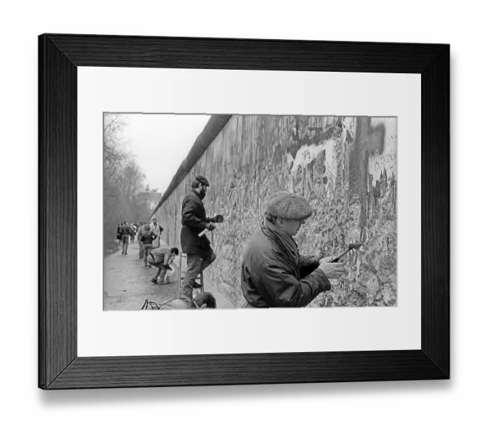 Framed Print : GDR, Berlin, 11. 01. 1990, Wall Woodpecker Framed Print : GDR, Berlin, 11. 01. 1990, Wall Woodpecker