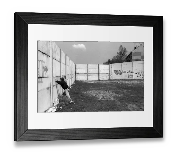 Framed Print : GDR, Berlin, 28. 04. 1990, border installations (Wall) Norwegerstrasse Framed Print : GDR, Berlin, 28. 04. 1990, border installations (Wall) Norwegerstrasse
