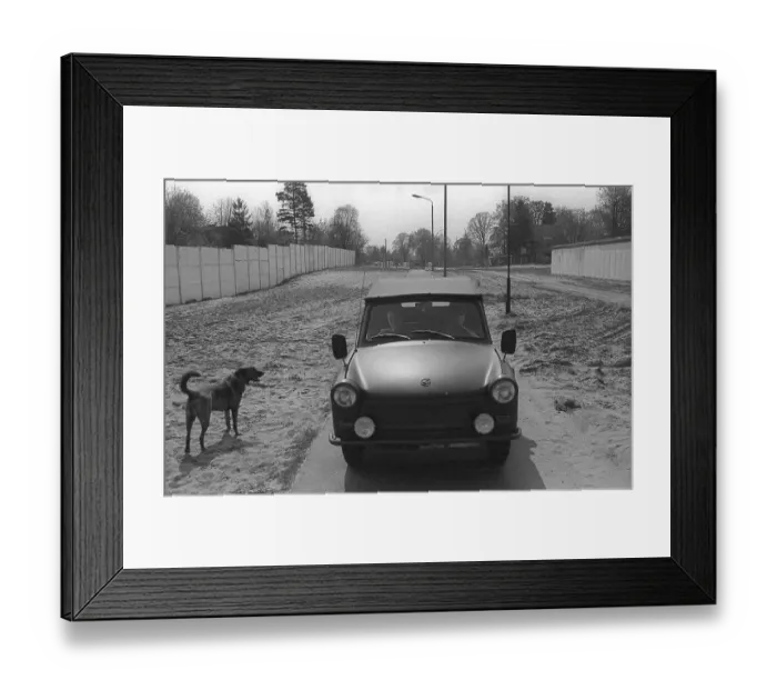 Framed Print : GDR, Berlin, 22, 04. 1990, border strip between the walls near Frohnau Framed Print : GDR, Berlin, 22, 04. 1990, border strip between the walls near Frohnau