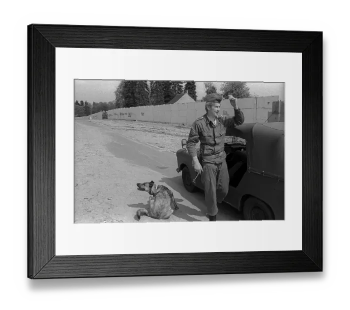 Framed Print : GDR, Berlin, 22, 04. 1990, border strip between the walls near Frohnau Framed Print : GDR, Berlin, 22, 04. 1990, border strip between the walls near Frohnau