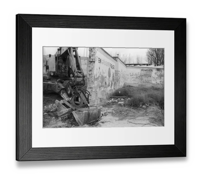 Framed Print : GDR, Berlin, 26 February 1990, demolition of the Wall in Eberswalder Strasse (Bernauer Strasse) Framed Print : GDR, Berlin, 26 February 1990, demolition of the Wall in Eberswalder Strasse (Bernauer Strasse)