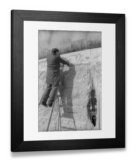 Framed Print : GDR, Berlin, 01. 03. 1990, Wall at Potsdamer Platz