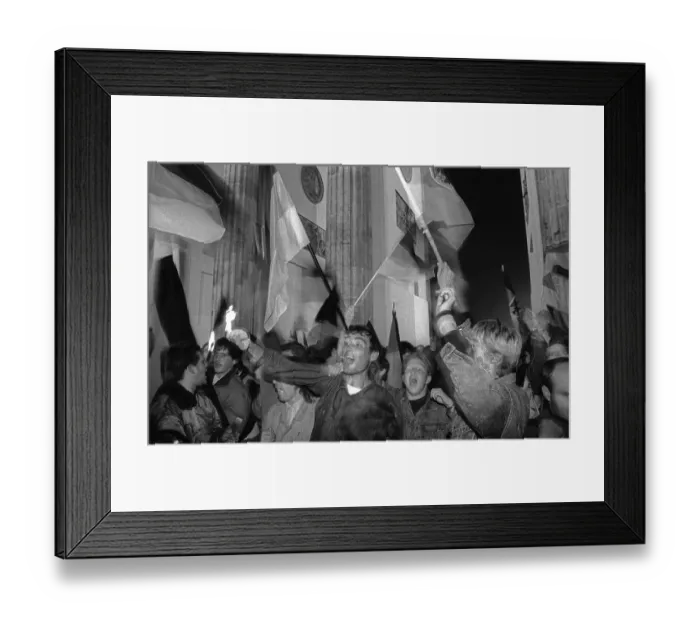 Framed Print : GDR, Berlin, 02. 10. 1990, celebration of reunification on the evening of 2 October at the Brandenburg Gate