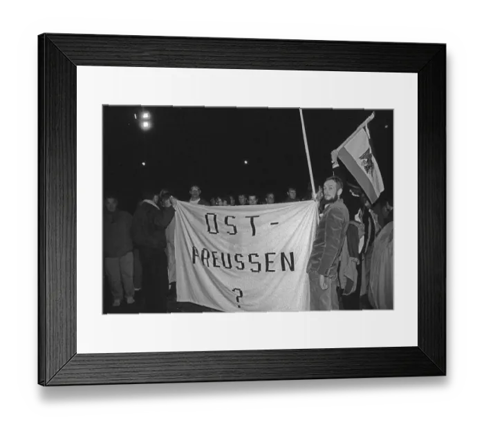 Framed Print : GDR, Berlin, 02. 10. 1990, celebration of reunification on the evening of 2 October at the Brandenburg Gate