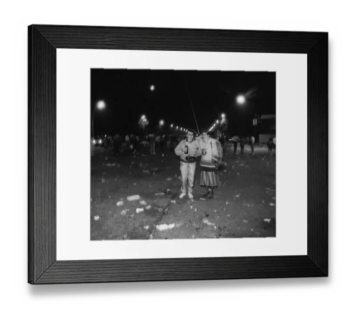 Framed Print : GDR, Berlin, 02. 10. 1990, celebration of reunification on the evening of 2 October at the Brandenburg Gate