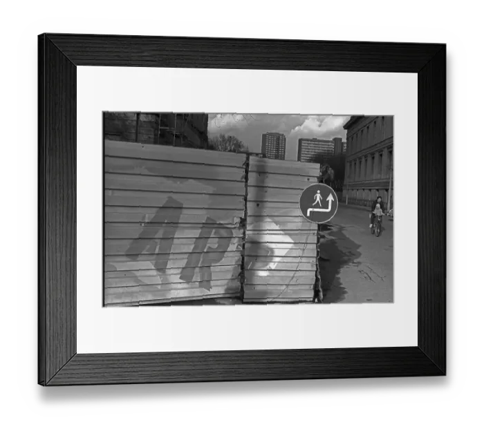 Framed Print : GDR, Berlin, 25. 03. 1989, artistically designed building fence