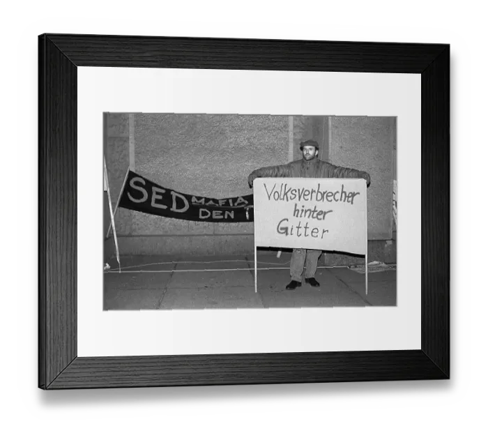Framed Print : GDR, Berlin, 03. 12. 1989, People's criminals behind bars Framed Print : GDR, Berlin, 03. 12. 1989, People's criminals behind bars