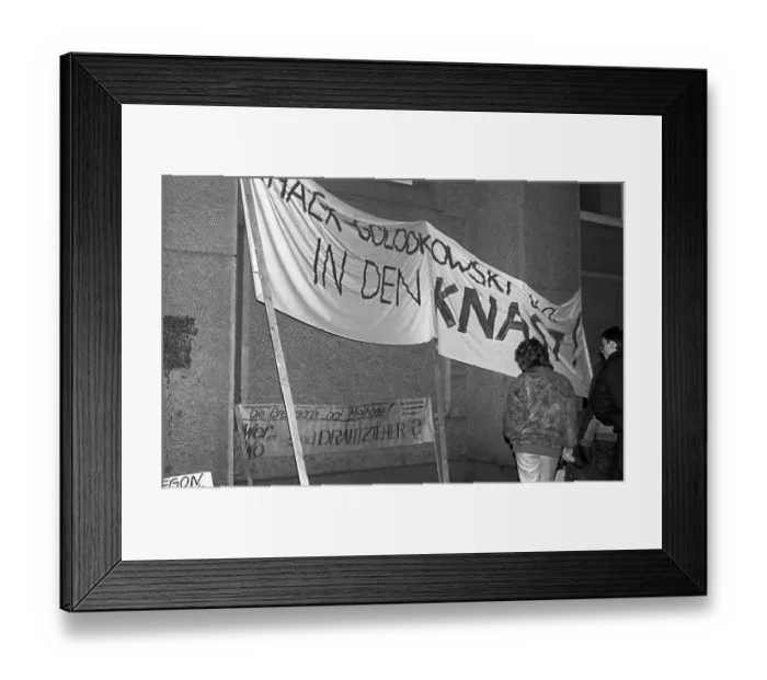 Framed Print : GDR, Berlin, 03. 12. 1989, Schalk-Golodkowsky Framed Print : GDR, Berlin, 03. 12. 1989, Schalk-Golodkowsky