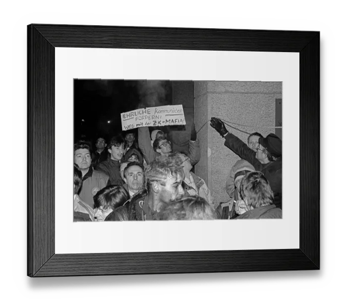 Framed Print : GDR, Berlin, 03. 12. 1989, protest against the SED regime in front of the ZK of the SED building