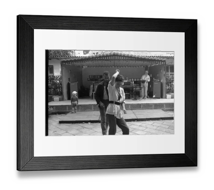 Framed Print : GDR, Berlin, 07. 07. 1986, Tanz im Prater (beer garden)