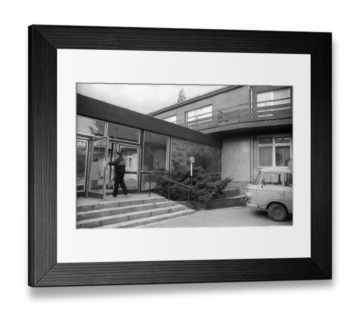 Framed Print : GDR, Bernau, 29. 01. 1990, Waldsiedlung