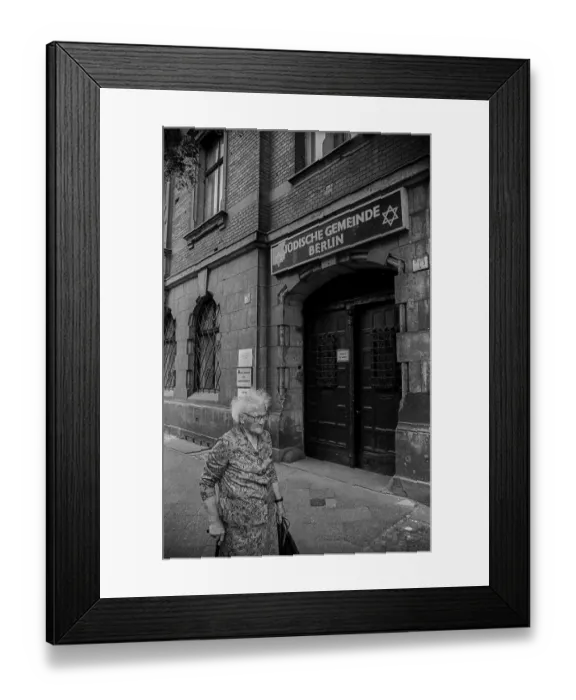 Framed Print : GDR, Berlin, 07. 05. 1989, Oranienburger Strasse