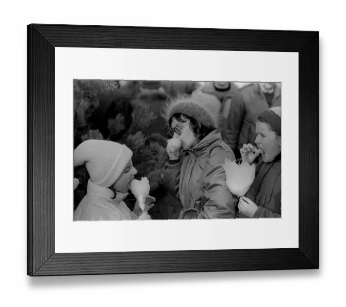 Framed Print : GDR, Berlin, 25. 11. 1988, mother
