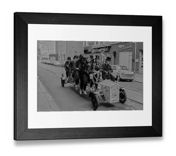 Framed Print : GDR, Berlin, 23. 05. 1989, Oranienburger Strasse Framed Print : GDR, Berlin, 23. 05. 1989, Oranienburger Strasse