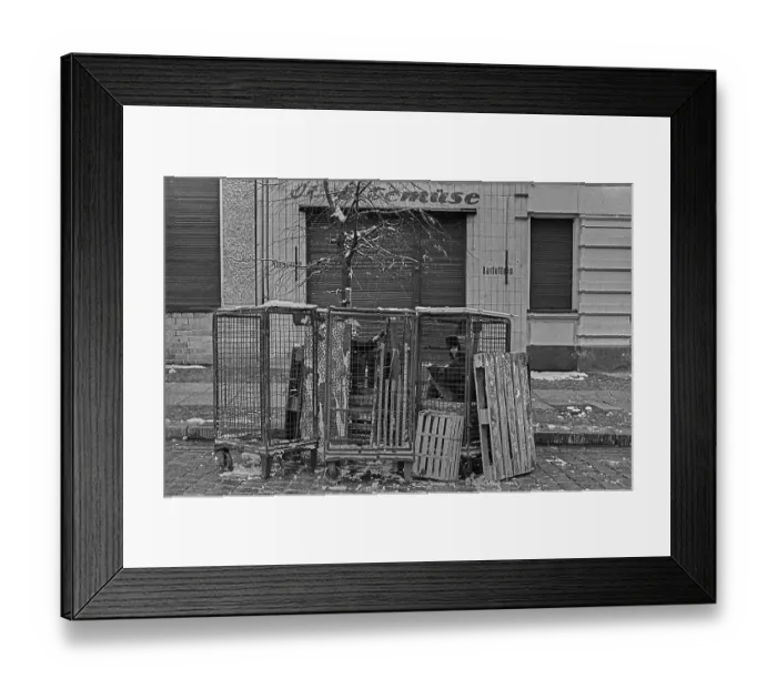Framed Print : GDR, Berlin, 23. 11. 1988, playing children in Marienburger Strasse