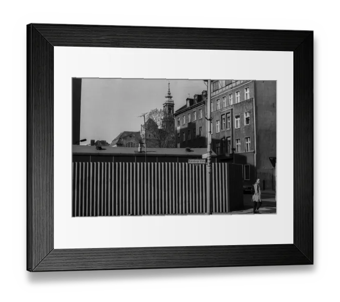 Framed Print : GDR, Berlin, 24. 04. 1989, Oranienburger Strasse Framed Print : GDR, Berlin, 24. 04. 1989, Oranienburger Strasse