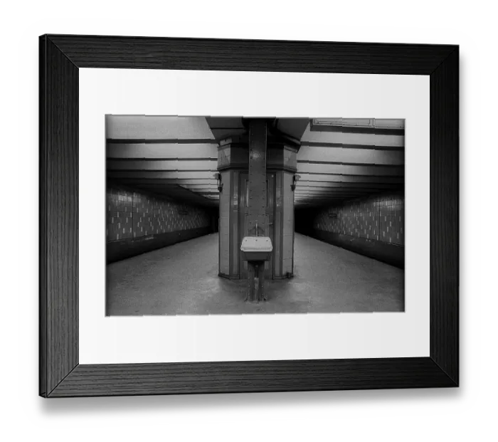 Framed Print : GDR, Berlin, 19.03.1989, Senefelderplatz underground station Washbasin