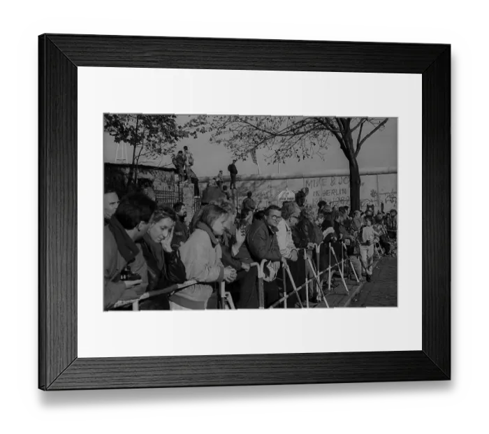 Framed Print : GDR, Berlin, 11.11.1989, Wall at Bernauer Strasse: West Berliners greet the East Germans Framed Print : GDR, Berlin, 11.11.1989, Wall at Bernauer Strasse: West Berliners greet the East Germans