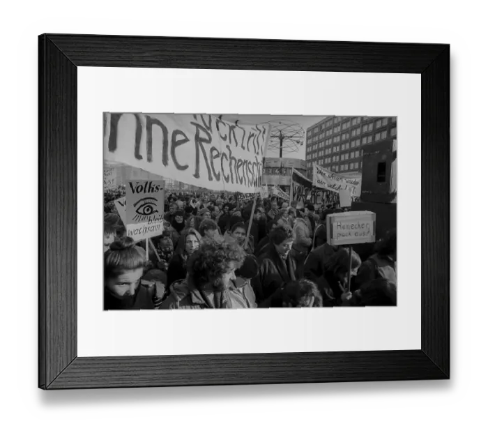 Framed Print : GDR, Berlin, 19.11.1989, Demo on 19 November 89: Honecker unpack!