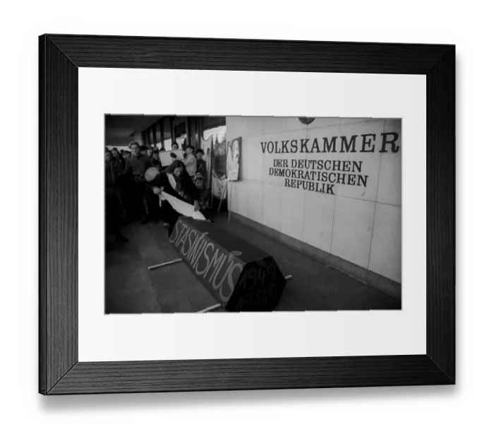 Framed Print : GDR, Berlin, 19.11.1989, demonstration on 19 November 89: in front of the Peoples Chamber