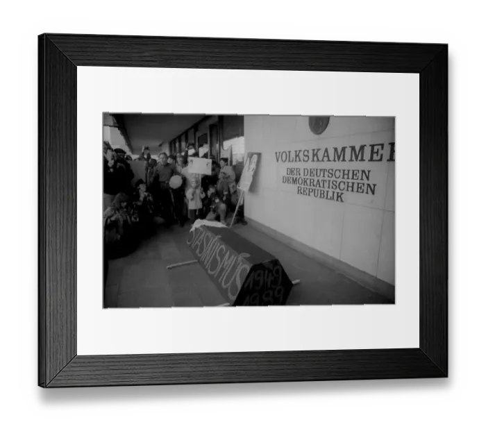 Framed Print : GDR, Berlin, 19.11.1989, demonstration on 19 November 89: in front of the Peoples Chamber