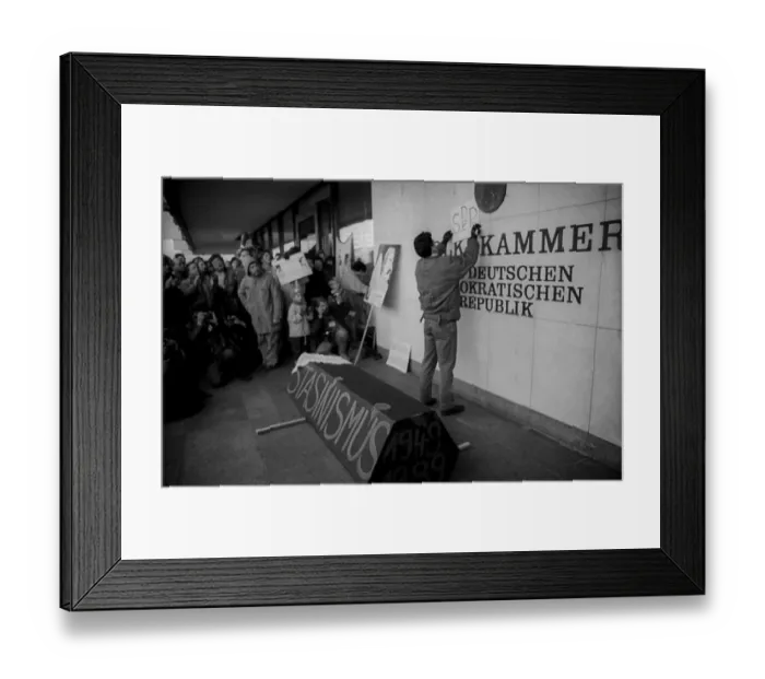Framed Print : GDR, Berlin, 19.11.1989, demonstration on 19 November 89: in front of the Peoples Chamber Framed Print : GDR, Berlin, 19.11.1989, demonstration on 19 November 89: in front of the Peoples Chamber