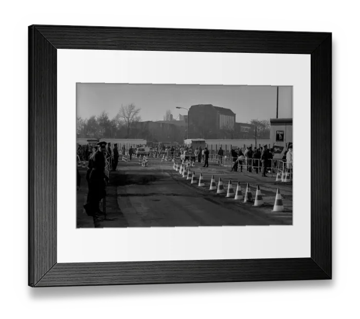 Framed Print : GDR, Berlin, 19.11.1989, border crossing at Potsdamer Platz Framed Print : GDR, Berlin, 19.11.1989, border crossing at Potsdamer Platz