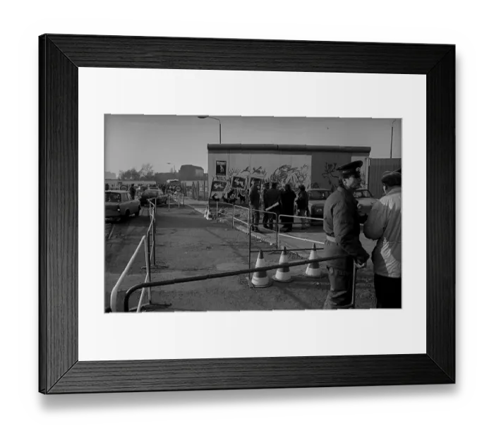Framed Print : GDR, Berlin, 19.11.1989, border crossing at Potsdamer Platz Framed Print : GDR, Berlin, 19.11.1989, border crossing at Potsdamer Platz