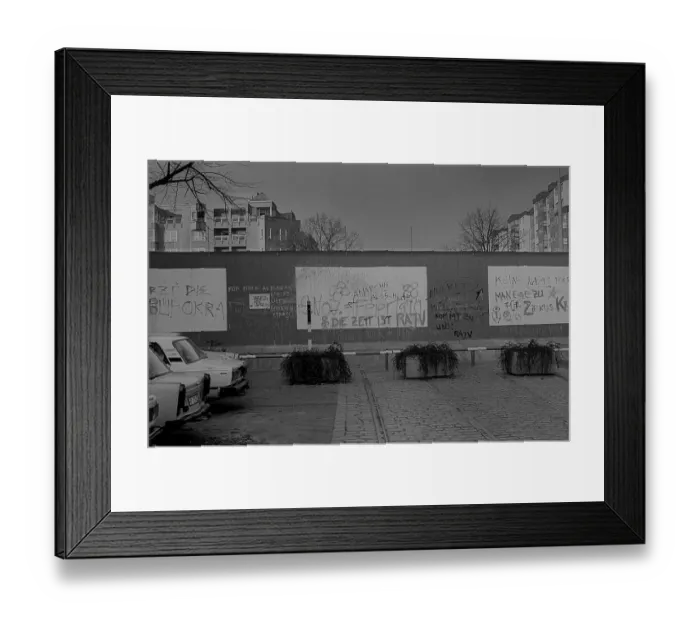 Framed Print : GDR, Berlin, 21.11.1989, Brunnenstrasse still ends at the Wall to Wedding Framed Print : GDR, Berlin, 21.11.1989, Brunnenstrasse still ends at the Wall to Wedding