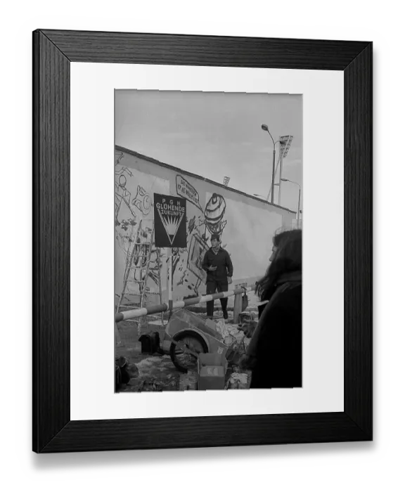 Framed Print : GDR, Berlin, 22.11.1989, members of the artists association PGH Gluehende Zukunft paint the wall on Oderberger Strasse Framed Print : GDR, Berlin, 22.11.1989, members of the artists association PGH Gluehende Zukunft paint the wall on Oderberger Strasse