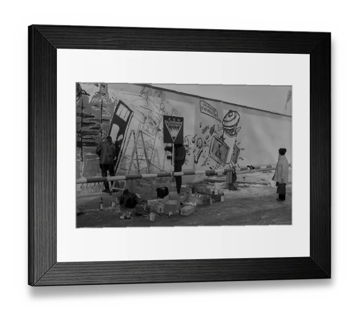 Framed Print : GDR, Berlin, 22.11.1989, members of the artists association PGH Gluehende Zukunft paint the wall on Oderberger Strasse Framed Print : GDR, Berlin, 22.11.1989, members of the artists association PGH Gluehende Zukunft paint the wall on Oderberger Strasse