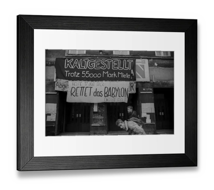 Framed Print : GDR, Berlin, 8.1.1990, Filmtheater Babylon