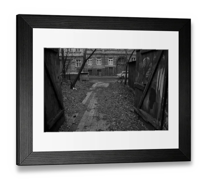 Framed Print : GDR, Berlin, 8.1.1990, driveway in Mulackstrasse (corner of Gormannstrasse) Framed Print : GDR, Berlin, 8.1.1990, driveway in Mulackstrasse (corner of Gormannstrasse)
